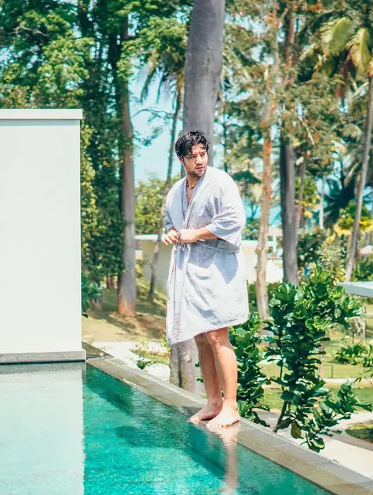 "Harapan kami di masa depan, anak kami bisa jadi sumber kehidupan, bermanfaat buat orang, rendah hati dan harus mengalir terus agar bisa jadi siapapun. Kalau di gelas jadi gelas, ketika di tempatkan di bak jadi bak, apapun itu," jelasnya.  (Instagram/ammarzoni)