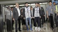 Pebulutangkis ganda putra Indonesia, Kevin Sanjaya/Marcus Gideon, tiba di Bandara Soekarno Hatta. Mereka kembali ke tanah air usai meraih gelar All England usai menundukan pasangan China, Li Junhui/Liu Yuchen. (Bola.com/M Iqbal Ichsan)