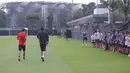 Pemain Timnas Jepang, Takefusa Kubo (kiri) menyapa sejumlah anak-anak yang tergabung ke dalam sekolah sepak bola Jakarta Japan Club (JJC) sebelum sesi latihan yang berlangsung di Lapangan A, Senayan, Jakarta, Selasa (12/11/2024). (Bola.com/Bagaskara Lazuardi)