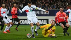 Pemain PSG, Kylian Mbappe (tengah kiri) berusaha melewati kiper Revel, Cyril Garcia pada laga Piala Prancis 2023/2024 di Pierre-Fabre stadium, Castres, Prancis, Senin (08/01/2024) dini hari WIB. (AFP/Valentine Chapuis)