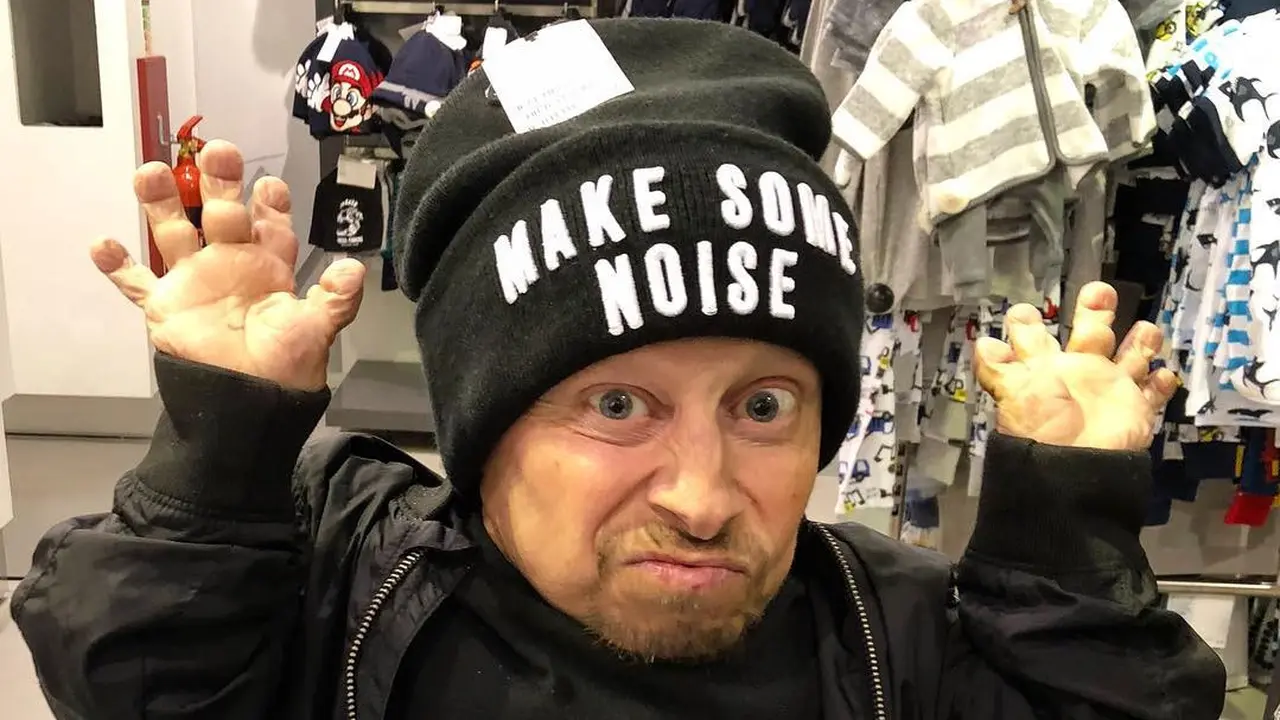 [Bintang] Pemeran Mini-Me di Austin Powers, Verne Troyer Meninggal Dunia