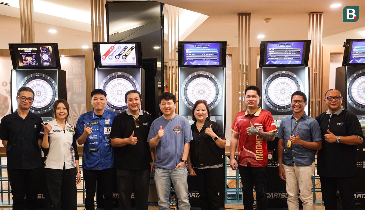 Foto bersama Ketua Dewan Pembina PORADI, Hendy Lim (tengah) dengan para atlet darts Indonesia dan Singapura dalam di acara peluncuran Darts Station di lantai F7 FX Sudirman, Senayan, Jakarta pada Sabtu (15/11/2025). (Bola.com/Abdul Aziz)