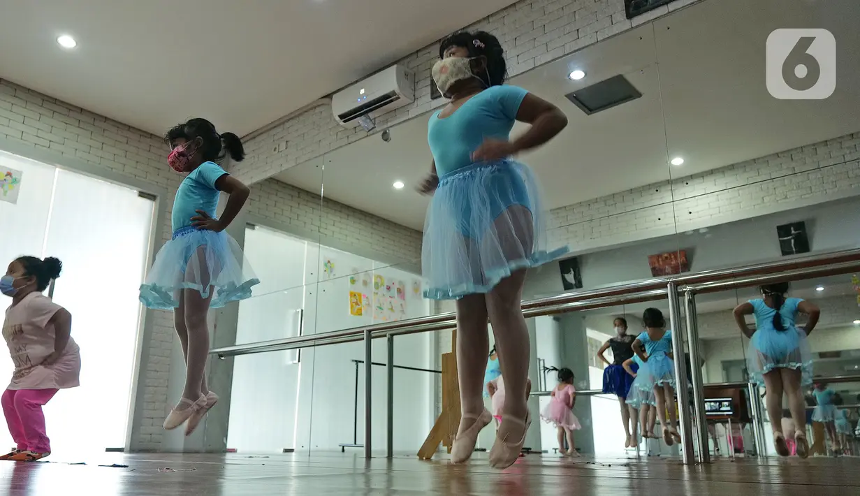 Sejumlah murid mengikuti gerakan balet di sanggar on point Ballet School, Jakarta, Jumat (11/06/2021). Sanggar balet tersebut sudah buka kembali normal, dengan kapasita 50 persen, untuk murid yang kurang sehat dan masih belom berani tatap muka, di bukakan online.(Liputan6.com/Herman Zakharia)