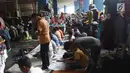 Ramadan di antara pakaian yang dijajakan di Pasar Tanah Abang, Jakarta, Jumat (25/5). Pedagang dan pembeli membaur Salat di lorong kios, selasar, bahkan lorong toilet. (Liputan6.com/Arya Manggala)