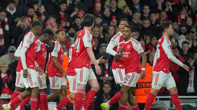 Skuad Arsenal merayakan gol Jurrien Timber ke gawang Bayern Munchen di matchday 5 Liga Champions 2025/2026 di Emirates Stadium, Kamis (27/11/2025). (AP Photo/Kin Cheung)