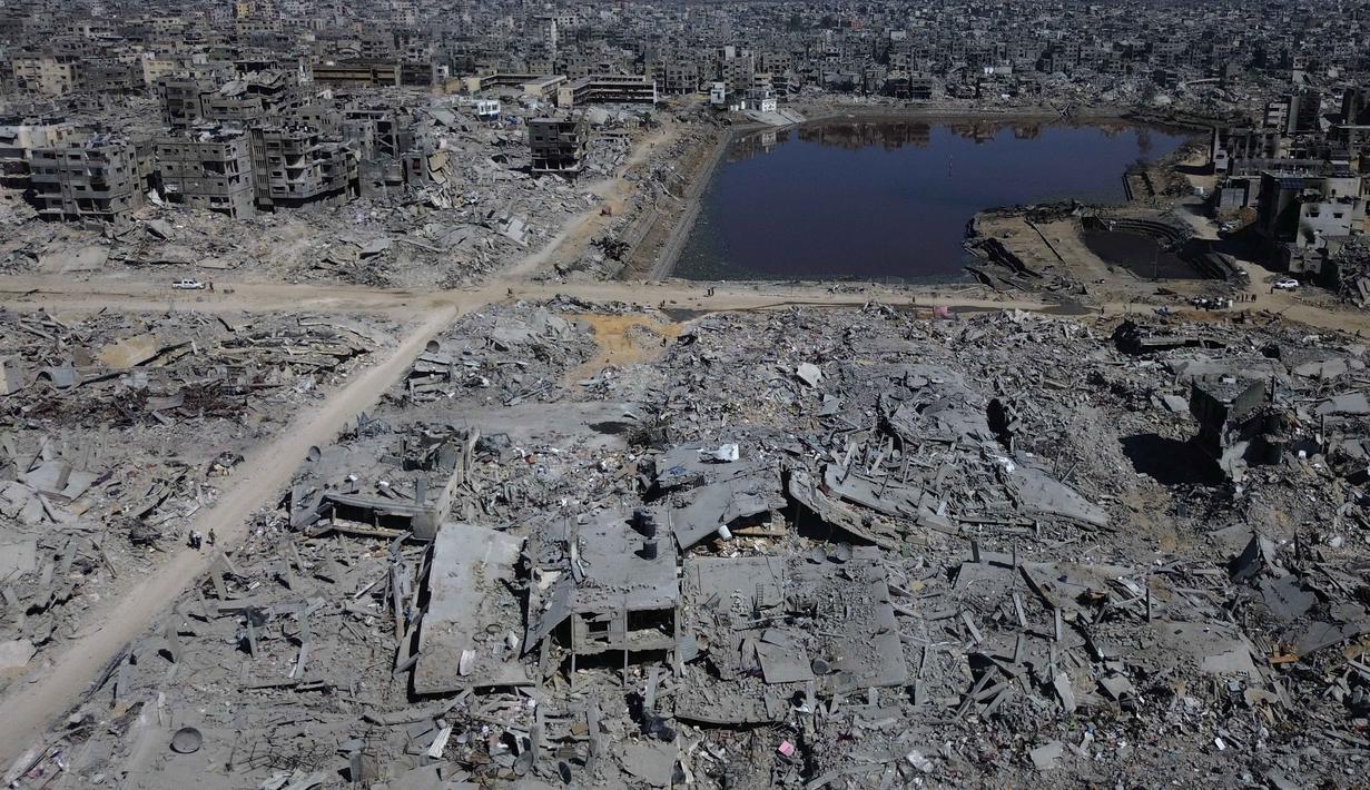 Berdasar analisis citra satelit Perserikatan Bangsa Bangsa (PBB) pada Juli 2025, sekitar 193.000 bangunan di Gaza telah rusak atau hancur. Sebanyak 213 rumah sakit dan lebih dari 1.000 sekolah turut menjadi sasaran serangan. (AP Photo)