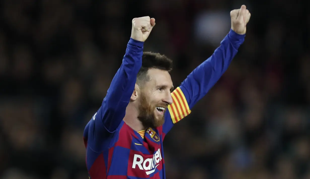 Penyerang Barcelona, Lionel Messi merayakan timnya mencetak gol ke empat ke gawang Celta Vigo pada pertandingan lanjutan La Liga Spanyol di stadion Camp Nou (9/11/2019). Barcelona menang telak 4-1 atas Vigo. (AP Photo/Joan Monfort)