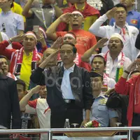 Presiden Republik Indonesia, Joko Widodo melakukan penghormatan saat lagi Indonesia Raya dikumandangkan pada laga Semi-final AFF Cup 2016 di Stadion Pakansari, Bogor, (03/12/2016). (Bola.com/Nicklas Hanoatubun)