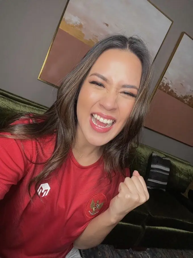 Raisa Kenakan Jersey Timnas Indonesia untuk Mendukung Tim Sepak Bola di Final AFF 2021