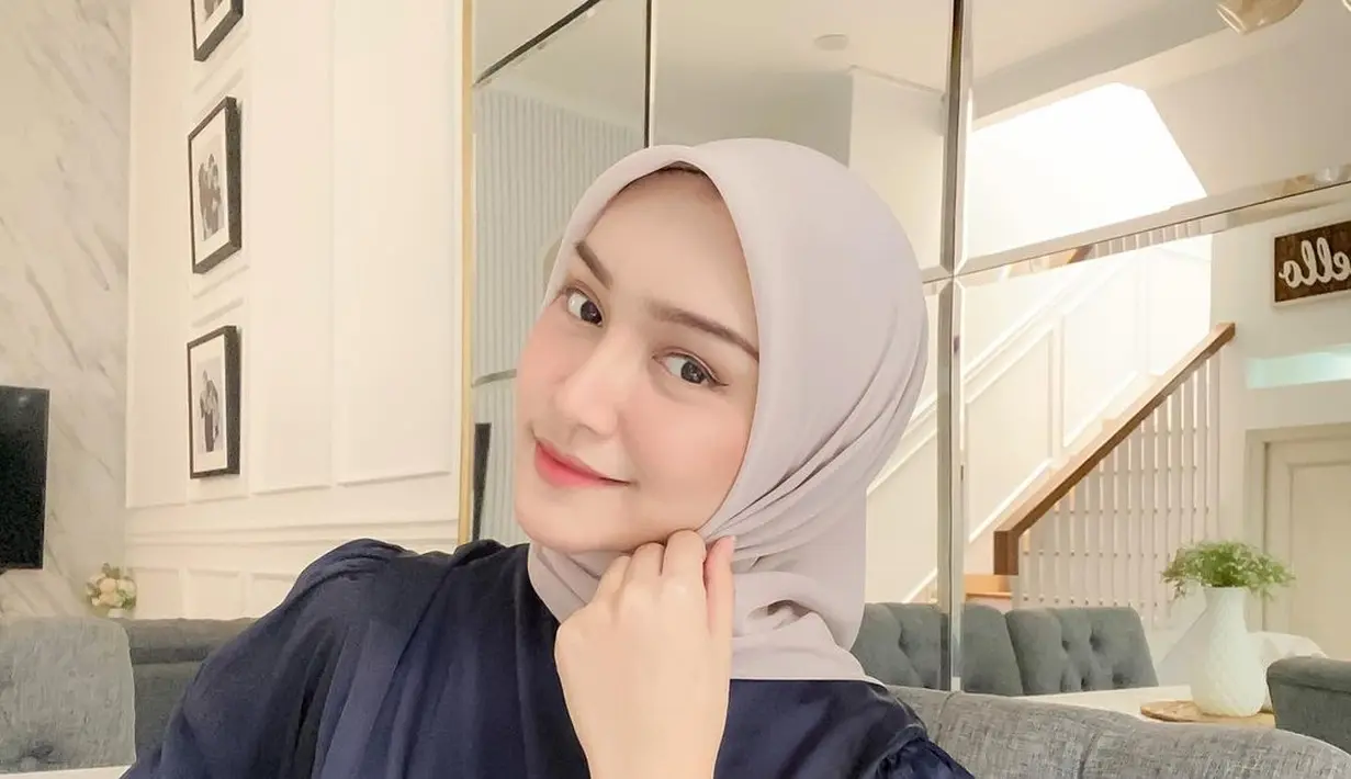 Benar saja, usai menikah dengan Tommy Bagus Setiadi pada 2016 lalu, pemain sinetron Safa dan Marwah ini sudah resmi bercerai. Kabar perceraian Melody Prima santer terendus di awal tahun 2023 ini. (Liputan6.com/IG/@melodyprima).