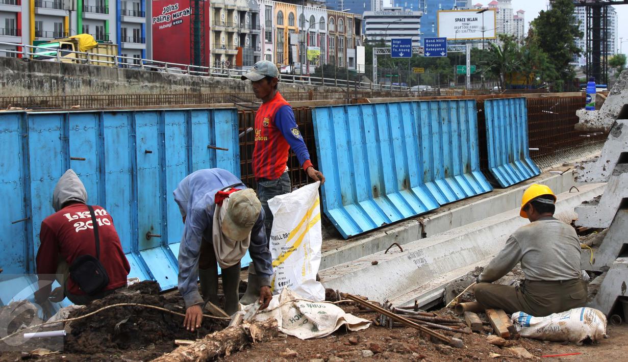 Para pekerja menyelesaikan pembangunan turap di sepanjang Kali Grogol, Jakarta, Senin (21/11). Pembangunan turap dilakukan untuk mencegah meluapnya air kali saat hujan dan ditargetkan selesai 20 Desember 2016. (Liputan6.com/Gempur M Surya)