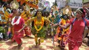 Sejumlah seniman menegenakan kostum menari saat festival tradisional 'Bonalu' di Kuil Sri Ujjaini Mahankali, India (10/7). Ritual ini digelar pada bulan Ashada Masam, yaitu pada bulan Juli atau Agustus. (AFP Photo/Noah Seelam)