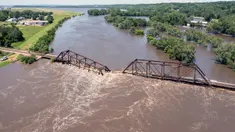 Air banjir melintasi jembatan kereta api yang runtuh di atas Sungai Big Sioux di dekat North Sioux City, South Dakota, pada hari Senin, 24 Juni 2024. (AP Photo/Josh Jurgens)