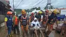 Tim penyelamat mengevakuasi seorang warga dari rumahnya yang terendam banjir menyusul hujan deras yang dibawa oleh Topan Kalmaegi di sebuah permukiman di Kota Cebu, Filipina tengah, pada Selasa 4 November 2025. Topan Kalmaegi menerjang wilayah permukiman warga di Kota Cebu, Filipina tengah pada Selasa 4 November 2025. (Alan TANGCAWAN/AFP)