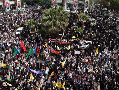 Warga Iran berunjuk rasa di Alun-Alun Palestina, Teheran pada 9 April 2025. (ATTA KENARE/AFP)