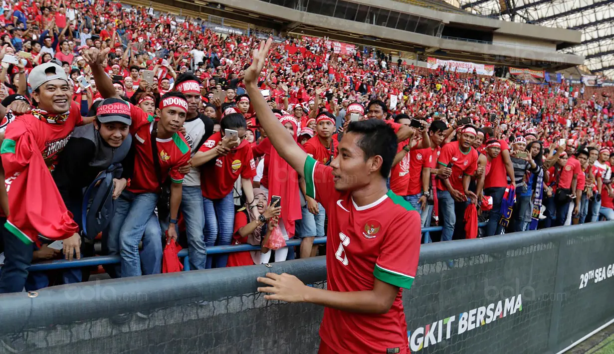 Gelandang timnas Indonesia, Evan Dimas, menyapa suporter usai laga melawan Kamboja di Stadion Shah Alam, Selangor, Kamis, (24/8/2017). Indonesia menang 2-0 atas Kamboja. (Bola.com/Vitalis Yogi Trisna)
