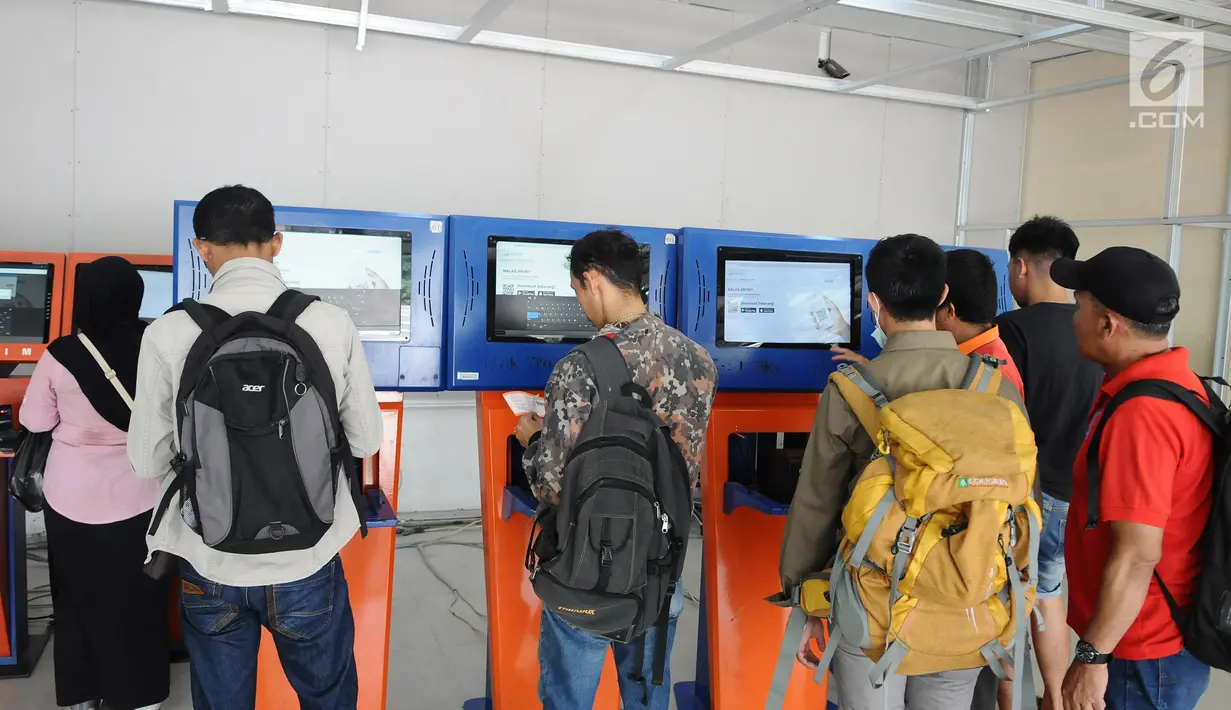 Calon penumpang kereta api membeli tiket di Stasiun Pasar Senen, Jakarta, Selasa (16/4). PT KAI Daop 1 Jakarta mengoperasikan 11 KA tambahan tujuan Bandung, Cirebon, Kutoarjo, Yogyakarta, dan Solo. (Liputan6.com/Herman Zakharia)