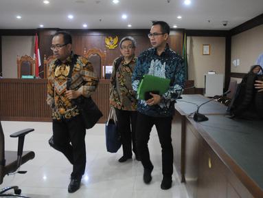 Terdakwa korupsi pengadaan alat kesehatan di Pemprov Banten dan Pemkot Tangsel serta Tindak Pidana Pencucian Uang, Tubagus Chaeri Wardana usai menjalani sidang di Pengadilan Tipikor Jakarta, Kamis (12/12/2019). Majelis hakim menunda sidang karena padatnya jadwal. (Liputan6.com/Helmi Fithriansyah)