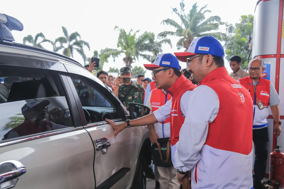 Wamen BUMN, Aminuddin Ma'ruf, memastikan tidak ada kendala dalam ketersediaan BBM di SPBU-SPBU Pertamina, terutama kepadatan kendaraan jelang libur Nataru.