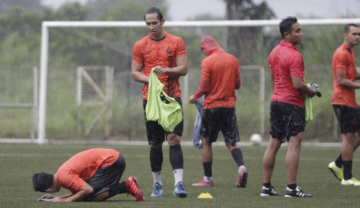 Pemain Persija Jakarta, Ryuji Utomo, memakai rompi saat latihan di Lapangan NYTC, Sawangan, Depok, Kamis (16/1/2020). Hujan deras beserta petir membuat latihan Persija Jakarta kali ini hanya berlangsung sekitar 25 menit. (Bola.com/M Iqbal Ichsan)
