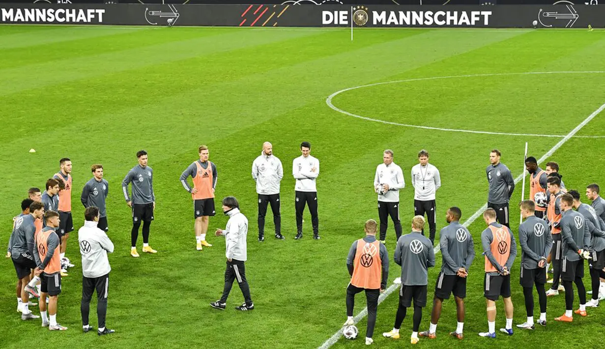 Pelatih Jerman Joachim Loew berbicara dengan para pemainnya saat sesi latihan jelang menghadapi Swiss pada pertandingan UEFA Nations League di Cologne, Jerman, Senin (12/10/2020). Jerman akan menghadapi Swiss pada Rabu (14/10/2020) dini hari WIB. (AP Photo/Martin Meissner)