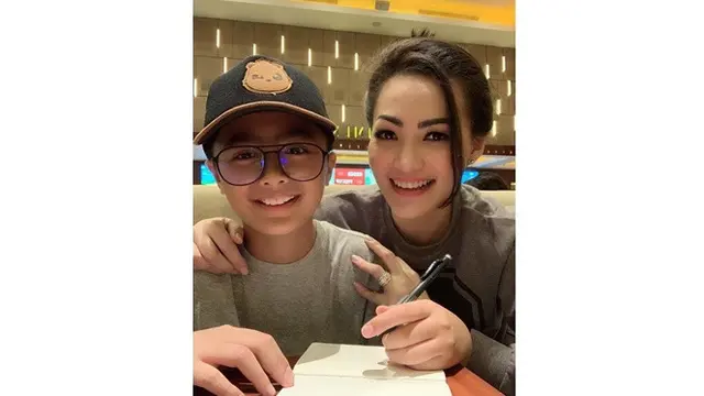 Jarang Terekspos, Ini 6 Potret Bintang Pratama Anak Christy Jusung