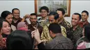 Jokowi dan Ahok terlihat akrab dan membaur bersama para stafnya. Mereka tidak canggung ketika diajak untuk berfoto bersama, Jakarta, Jumat (8/8/2014) (Liputan6.com/Herman Zakharia) 