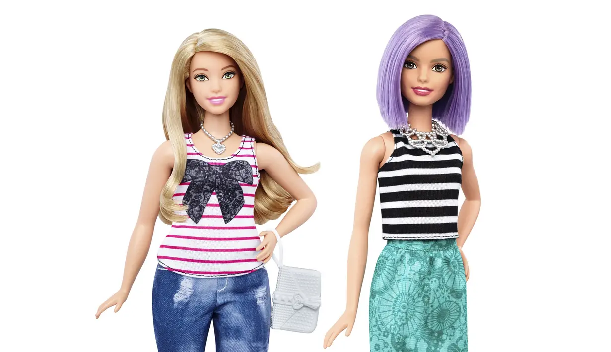 Barbie dengan tubuh berlekuk (kanan) berdiri disamping boneka Barbie tradisional dalam kombinasi foto yang dirilis oleh Mattel, Kamis (28/1). 2016, perusahaan Mattel akan mengeluarkan Barbie dengan tiga bentuk tubuh baru. (REUTERS/Mattel)