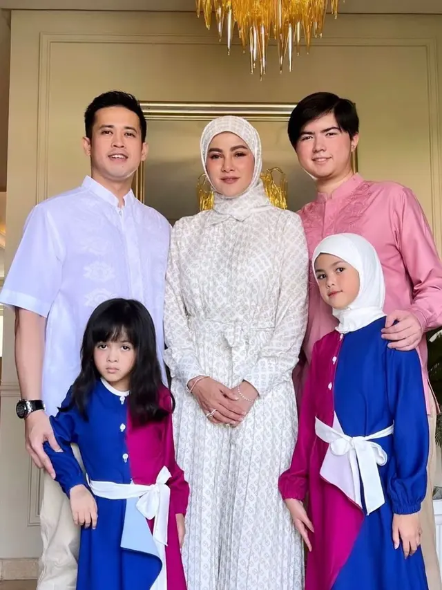 Olla Ramlan bersama Aufar Hutapea dan anak-anaknya saat merayakan Idul Adha 2022 (https://www.instagram.com/p/Cf0WYONPxHG/)