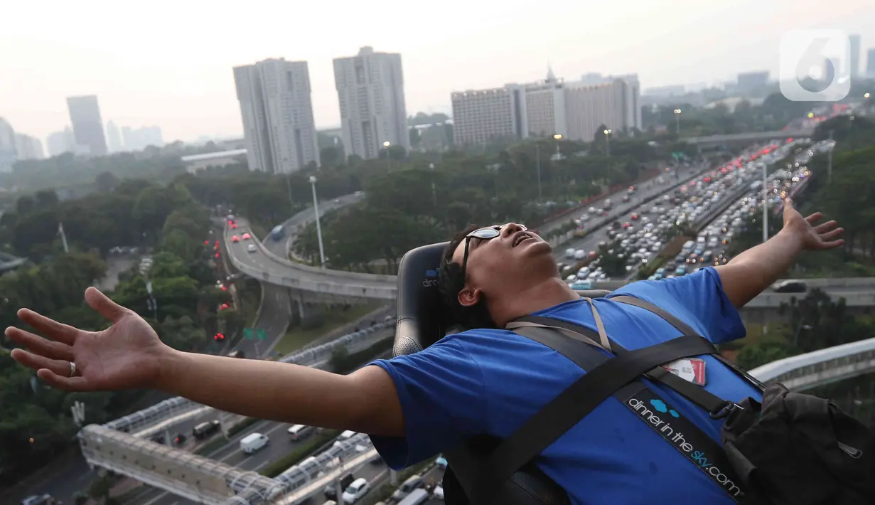 Pengunjung berada di Lounge in the sky, Jakarta, Selasa (29/3/2022). Lounge in the sky merupakan restoran dengan menyajikan sensasi menyantap hidangan dari atas ketinggian dengan pemandangan cakrawala 360 derajat Jakarta. (Liputan6.com/Herman Zakharia)