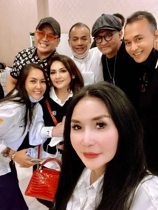 Nia Daniaty Bertemu Sesama Artis Senior Saat melayat Nindy Ellesse Laoh (Foto: Instagram/@niadaniatynew)