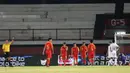 Para pemain China U-19 merayakan gol ke gawang Timnas Indonesia U-19 pada laga ujicoba di Stadion I Wayab Dipta, Bali, Minggu (20/10). Indonesia kalah 1-3 dari China. (Bola.com/Aditya Wany).