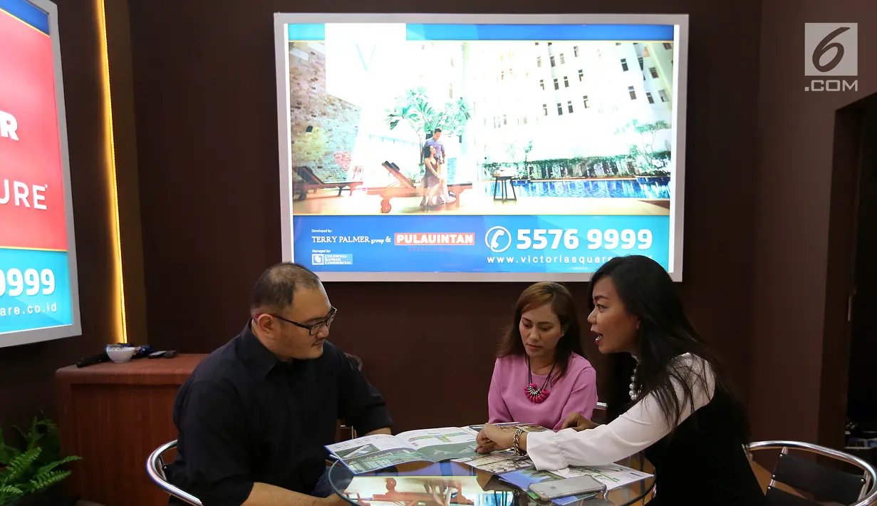 Marketing menawarkan apartemen Victoria Square siap huni saat pameran Indonesia Property Expo, Jakarta, Sabtu (3/2). Apartemen di koridor Gatot Soebroto, Kota Tangerang dipasarkan kompetitif dari Rp.500 - 900 juta. (Liputan6.com/Angga Yuniar)