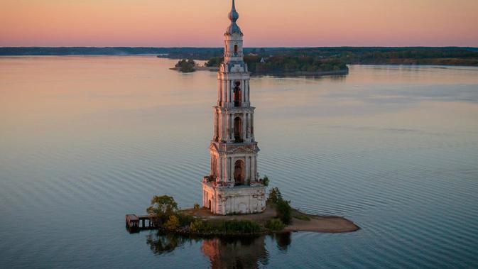 Foto menara di tengah laut ini diambil di Kalyazin, Rusia (Doc: Johndow/ Dronestagram)