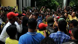 Massa Angkatan Muda Partai Golkar (AMPG) pimpinan Yorrys Raweyai terlibat bentrok dengan AMPG yang berjaga di DPP Golkar, Jakarta, Selasa (25/11/2014). (Liputan6.com/Johan Tallo)