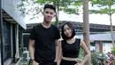 Banyak dari fans yang menginginkan kedua penyanyi ini tidak hanya sebatas partner kerja dimusik. Nitizen melihat dua penyanyi ini serasi. (Adrian Putra/Bintang.com)