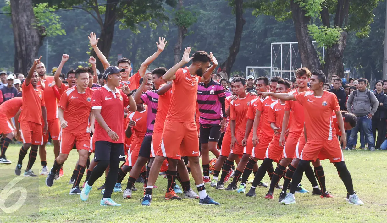 Pemain klub Persija Jakarta berlatih di Lapangan Banteng, Jakarta, Selasa (11/4). Sesi latihan tersebut dimanfaatkan ratusan The Jakmania untuk sekadar berfoto dan menyapa para pemain. (Liputan6.com/Immanuel Antonius)