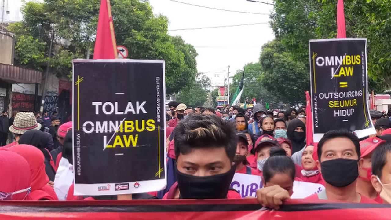 Saat Dua Kelompok Demonstran Beda Isu Bertemu di Balai Kota Malang