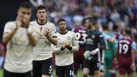 Bek Manchester United, Harry Maguire, menyapa suporter usai dikalahkan West Ham pada laga Premier League di Stadion London, London, Minggu (22/9). West Ham menang 2-0 atas MU. (AFP/Ian Kington)