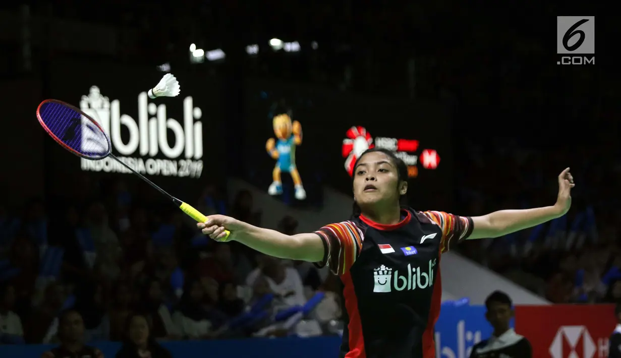 Pebulu tangkis tunggal putri Indonesia, Gregoria Mariska Tunjung saat melawan unggulan ke-tujuh asal Thailand, Ratchanok Intanon di babak 16 besar Indonesia Open 2019 di Istora Senayan, Jakarta, Kamis (18/7/2019). Gregoria kalah 21-13, 19-21, 15-21. (Liputan6.com/Helmi Fithriansyah)