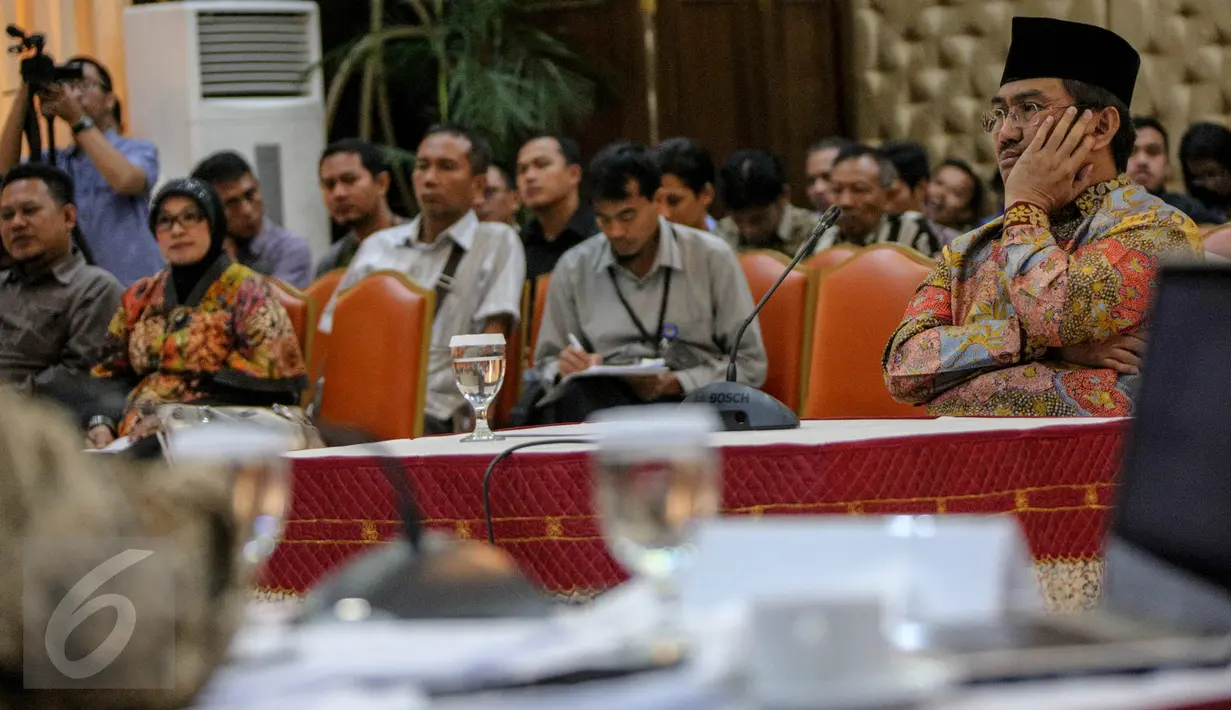 Calon pimpinan KPK Jimmly Asshiddiqie mendengarkan pertanyaan saat mengikuti wawancara tahap akhir di Gedung Sekretariat Negara, Jakarta, Selasa (25/8/2015). Dalam paparannya, mantan Ketua MK itu menolak koruptor dihukum mati. (Liputan6.com/Faizal Fanani)