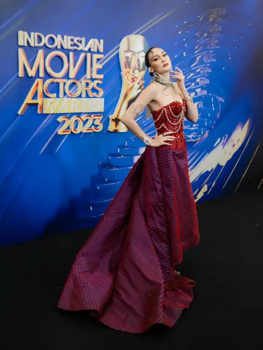 Luna Maya bak goddess dengan sebuah outfit merah wine ini. Ia mengenakan sebuah strapless dress yang super glamor, dipadukan dengan makeup dan hair do-nya. [Foto: Instagram/lunamaya]