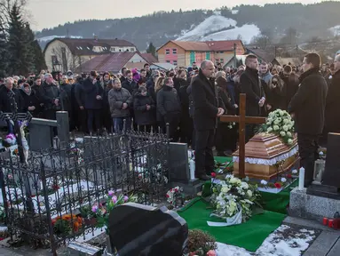 Kerabat dan keluarga menghadiri pemakaman wartawan Jan Kuciak yang tewas dibunuh di Stiavnik, Slovakia (3/3). Tewasnya Kuciak ini terkait peliputannya yang mengungkap adanya penggelapan pajak dalam jumlah yang amat besar. (AP Photo/Bundas Engler)