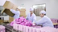 Para pekerja mengemas produk di sebuah perusahaan di wilayah Tonglu, Hangzhou, Provinsi Zhejiang, China, 4 November 2020. Sejumlah perusahaan mulai bersiap untuk penjualan Hari Lajang, sebuah festival belanja daring (online) mendatang. (Xinhua/Xu Junyong)