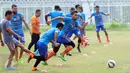 Pemain PBFC berlari berebut bola saat latihan terbuka di lapangan atletik Stadion Pakansari, Kab Bogor, Jumat (10/3). PBFC akan melakoni laga final Piala Presiden 2017 melawan Arema FC pada Minggu (12/3). (Liputan6.com/Helmi Fithriansyah)