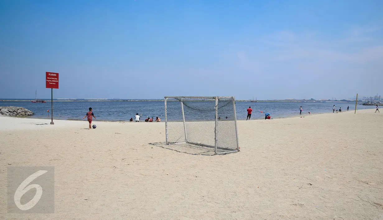 Suasana sepi pengunjung di Pantai Karnaval Ancol, Jakarta, Rabu (9/12/2015). Bertepatan libur pelaksanaan pilkada serentak, kawasan wisata tersebut  tampak sepi pengunjung dibandingkan hari libur biasa. (Liputan6.com/Faizal Fanani)
