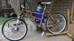 Pekerja tengah membuat sepeda dari bahan baku bambu di Akademi Bambu Nusantara (ABN) di BSD, Tangerang Selatan, Selasa (06/9). (Liputan6.com/Angga Yuniar)