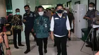 Wagub Jatim Emil Dardak meninjauh vaksinasi Covid-19 di Gresik. (Dian Kurniawan/liputan6.com)