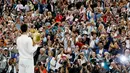 Petenis Serbia, Novak Djokovic menunjukkan trofinya ke para fans setelah mengalahkan petenis Swiss, Roger Federer di babak final tunggal putra Wimbledon 2015, London, Minggu (12/7). Ini adalah gelar Wimbledon ketiga bagi Djokovic. (REUTERS/Stefan Wermuth)