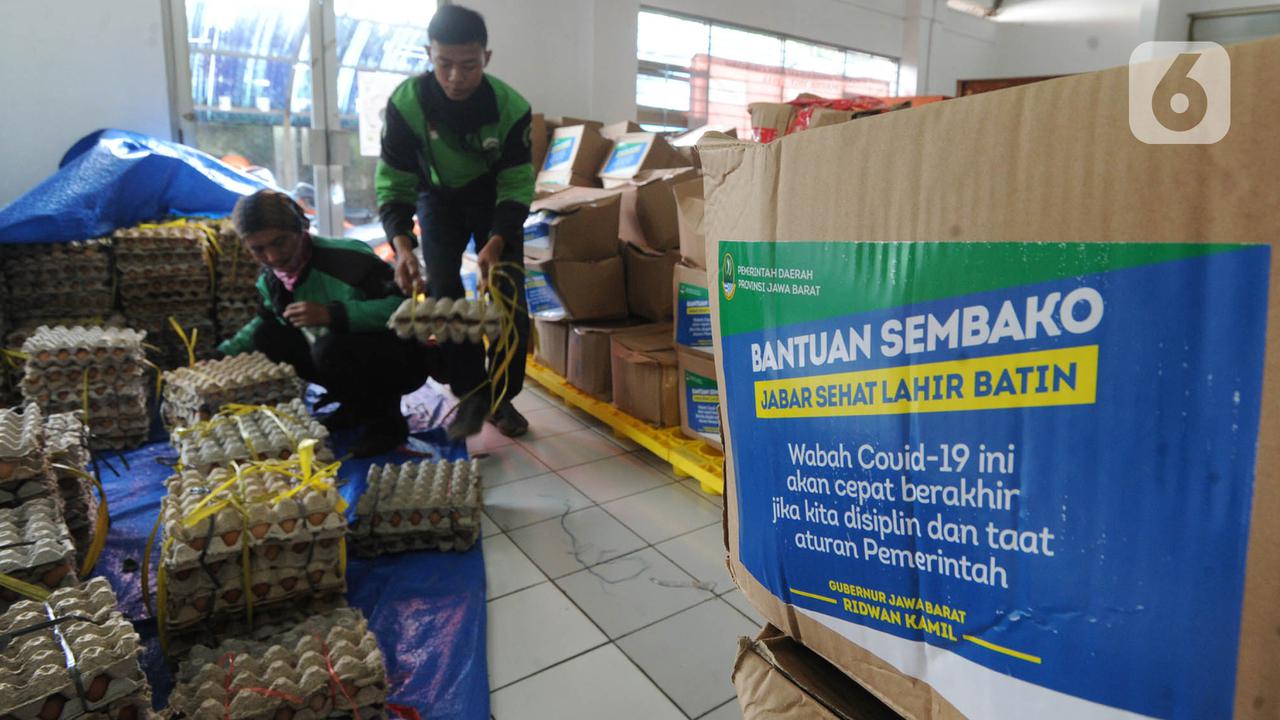 FOTO: Pemprov Jabar Salurkan Bantuan untuk Warga Terdampak COVID-19